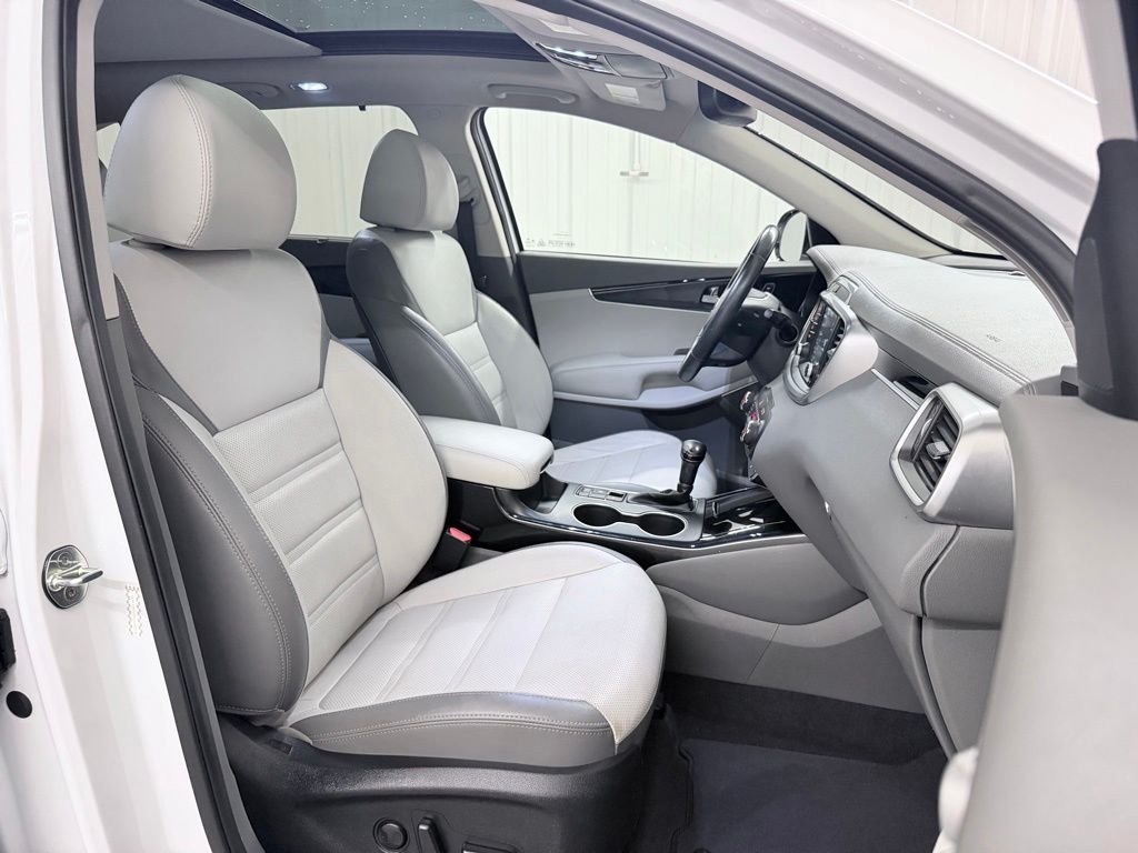 Used 2019 White Kia SX image 43