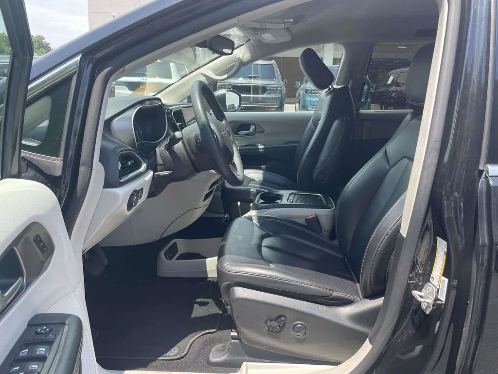 Used 2023 Black Chrysler Touring L image 26