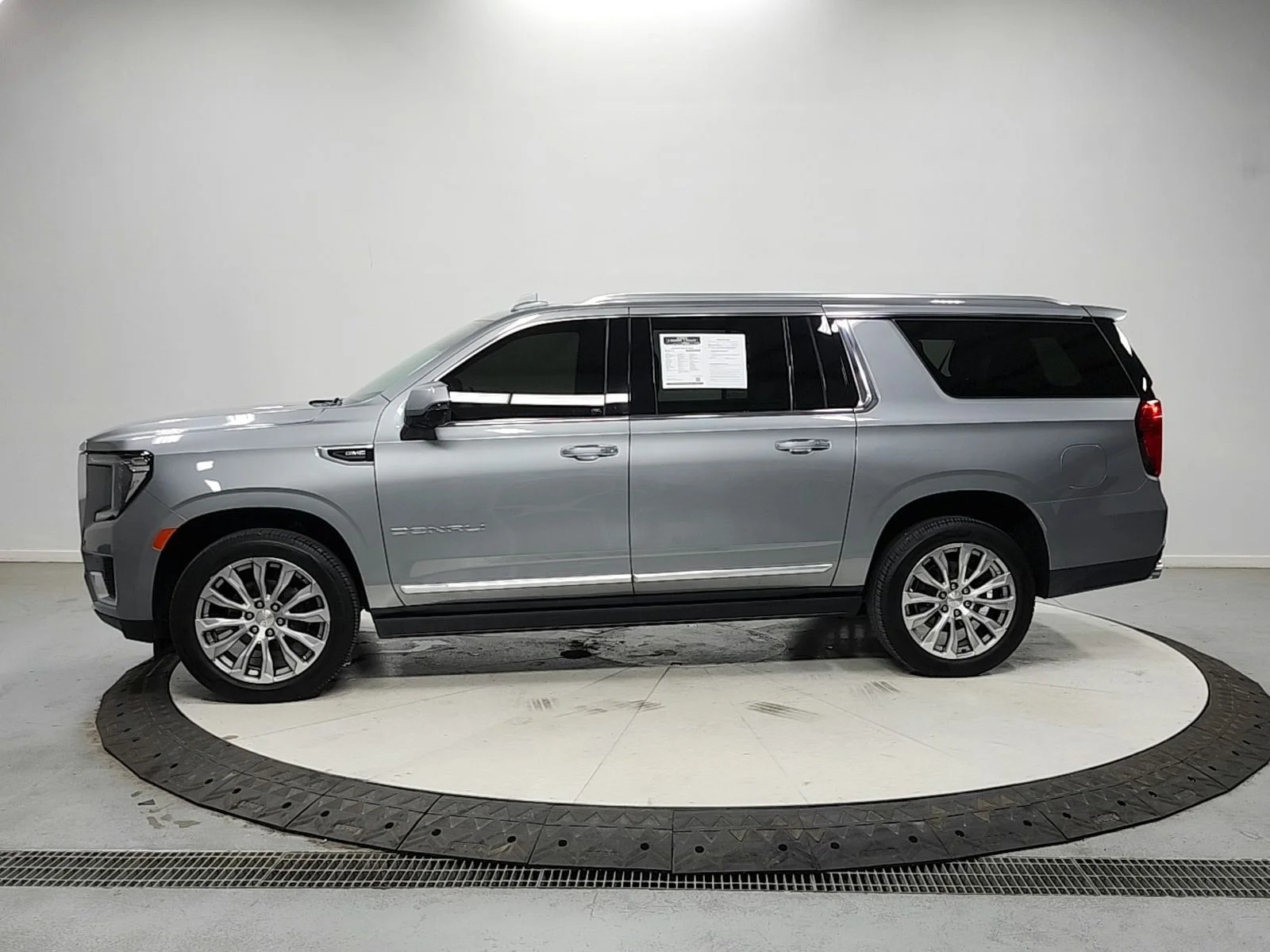 Used 2023 Silver GMC Denali image 4