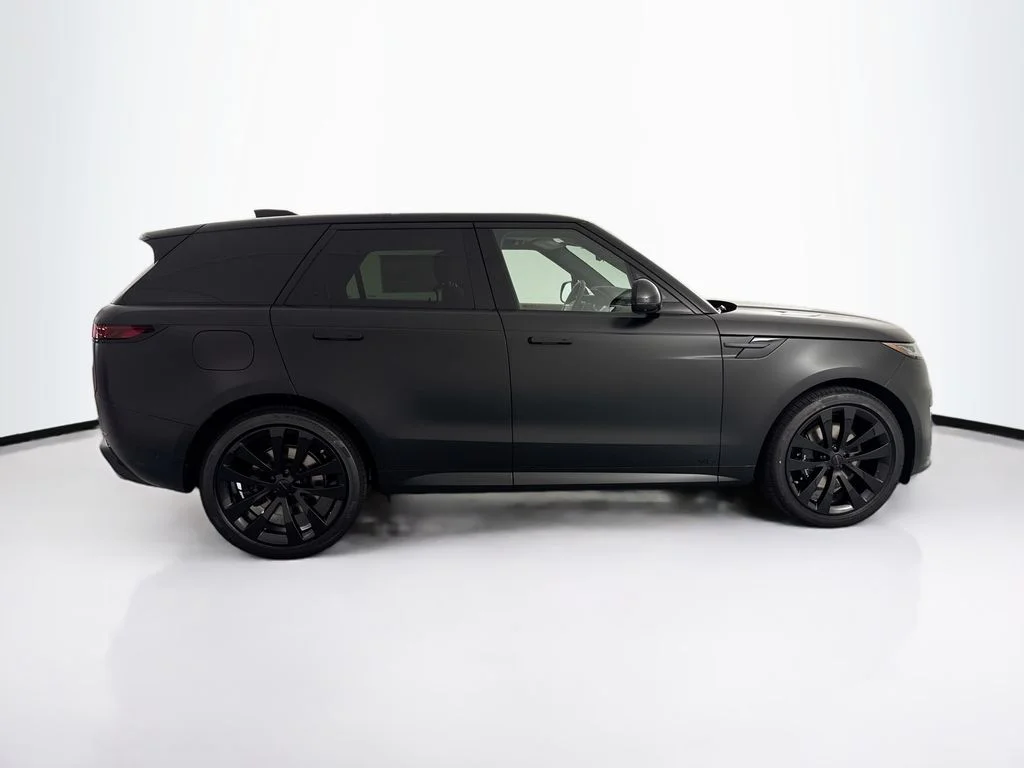 New 2026 Santorini Black Land Rover Dynamic SE image 4