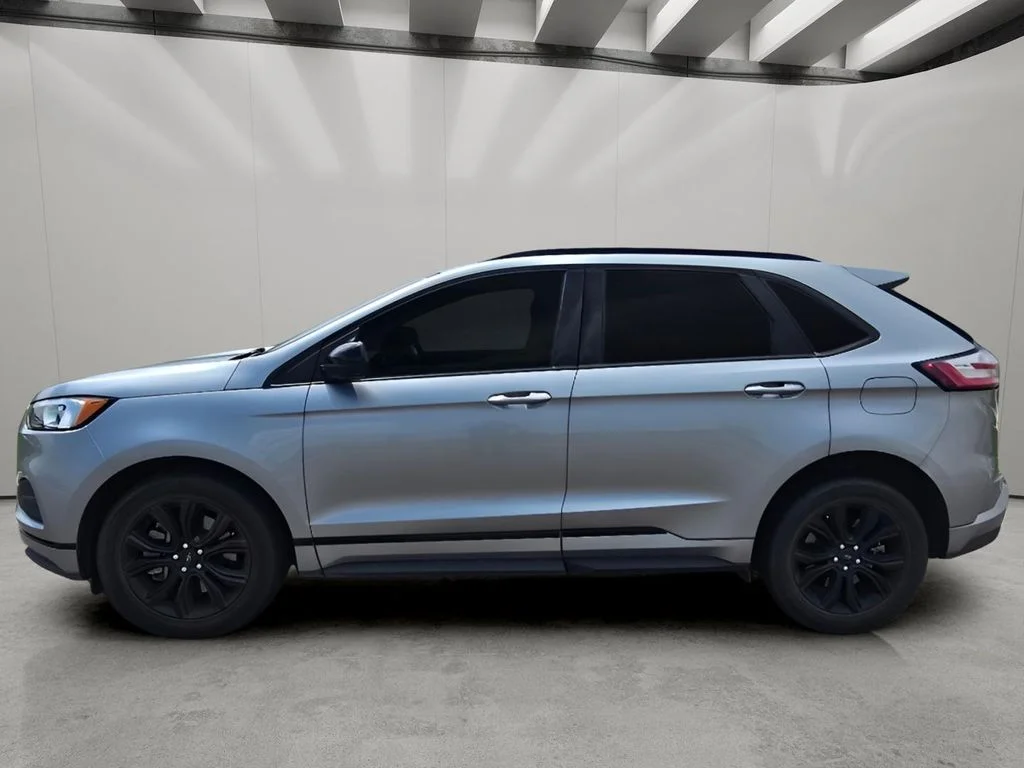 Used 2022 Iconic Silver Metallic Ford SE image 2