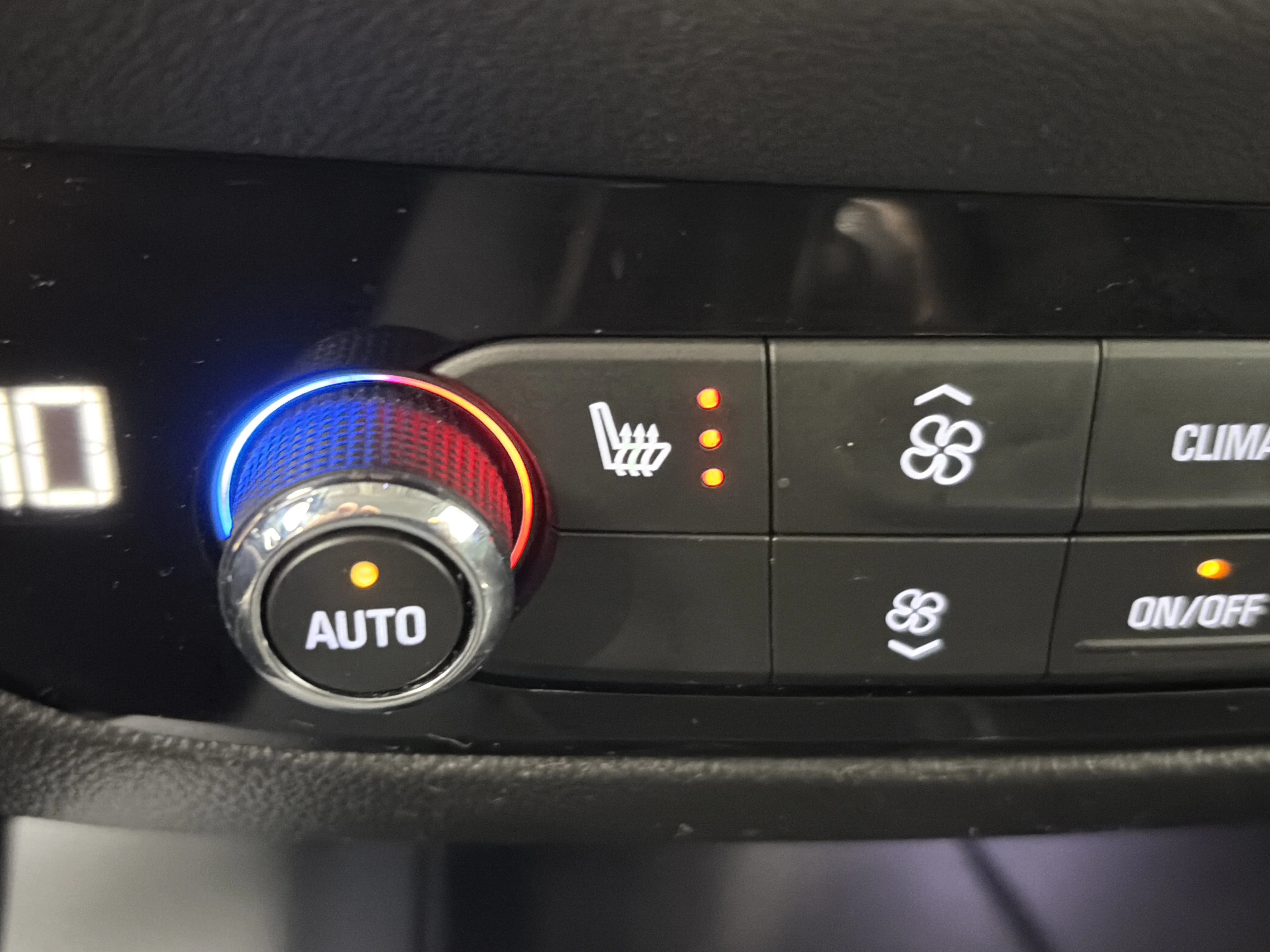 Used 2021 Includes Spectra Gray lower exterior accent color.) Buick Essence image 27