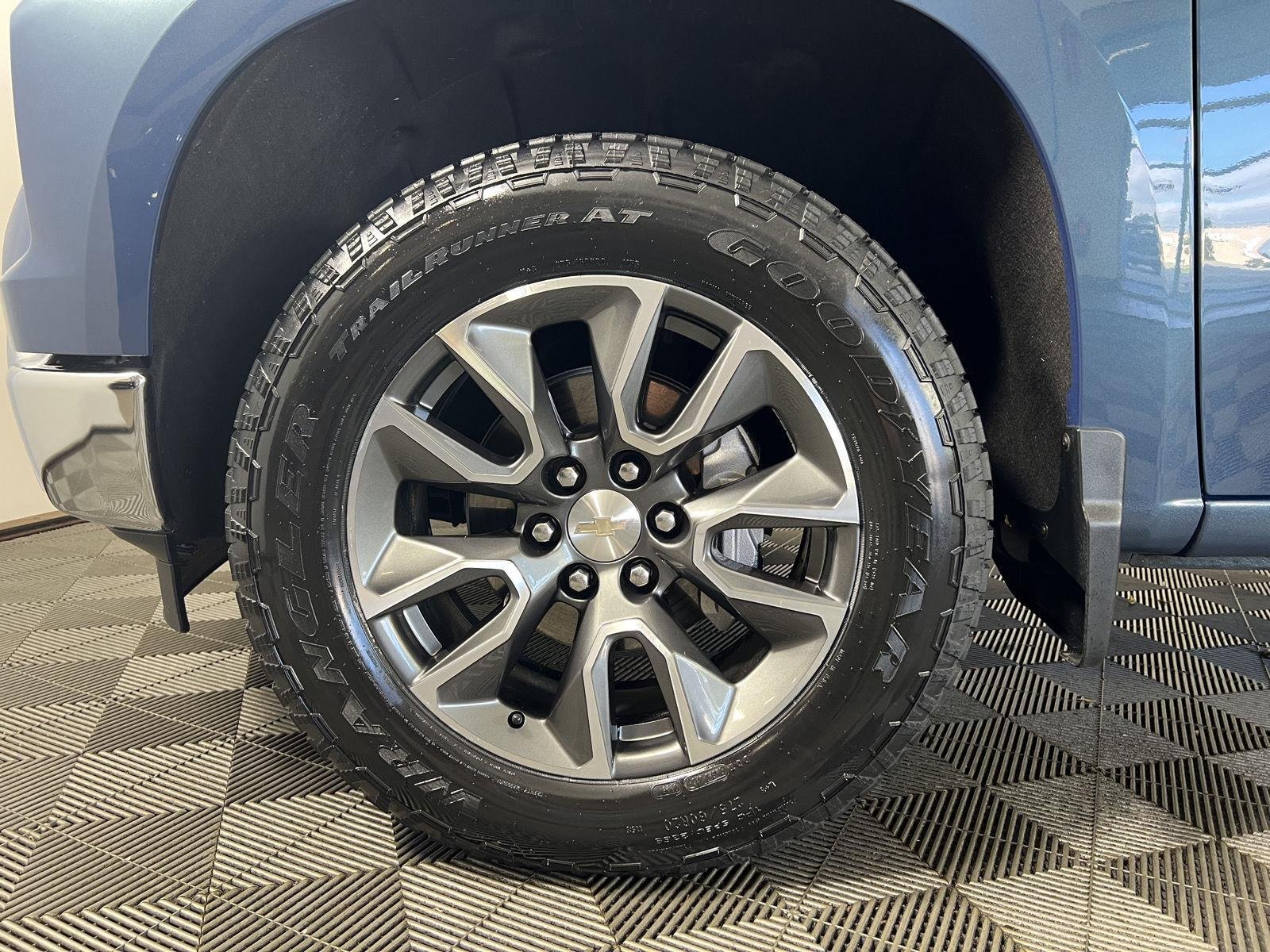 Used 2024 Lakeshore Blue Metallic Chevrolet LT image 30