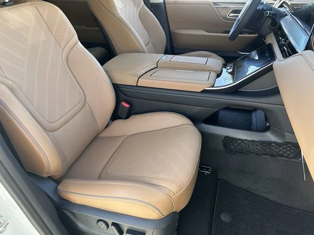 New 2027 RADIANT WHITE INFINITI Luxe 4WD image 12