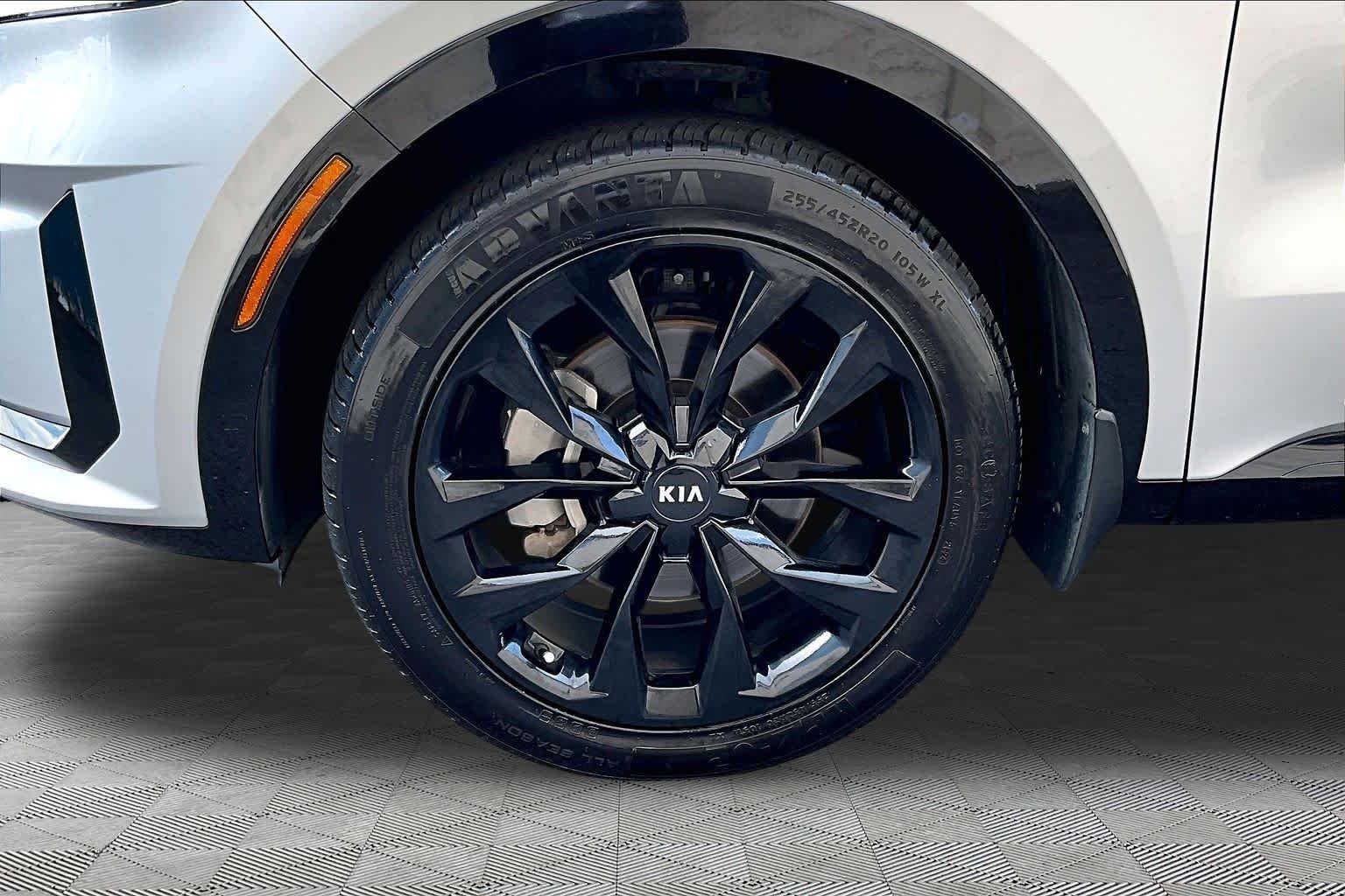 Used 2021 Sparkling Silver Kia SX image 11