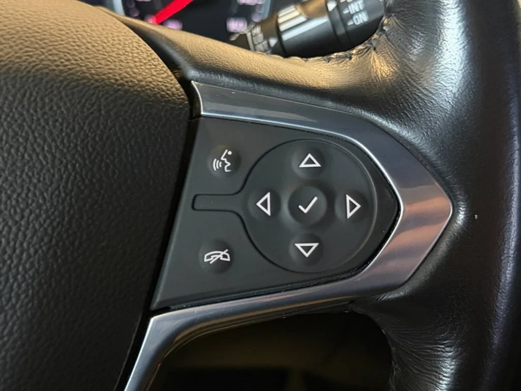 Used 2022 SILVER ICE METALLIC Chevrolet RS image 32