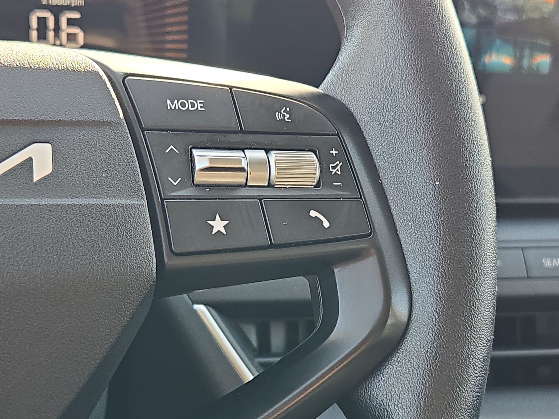 Used 2025 Snow White Pearl Kia LXS image 17