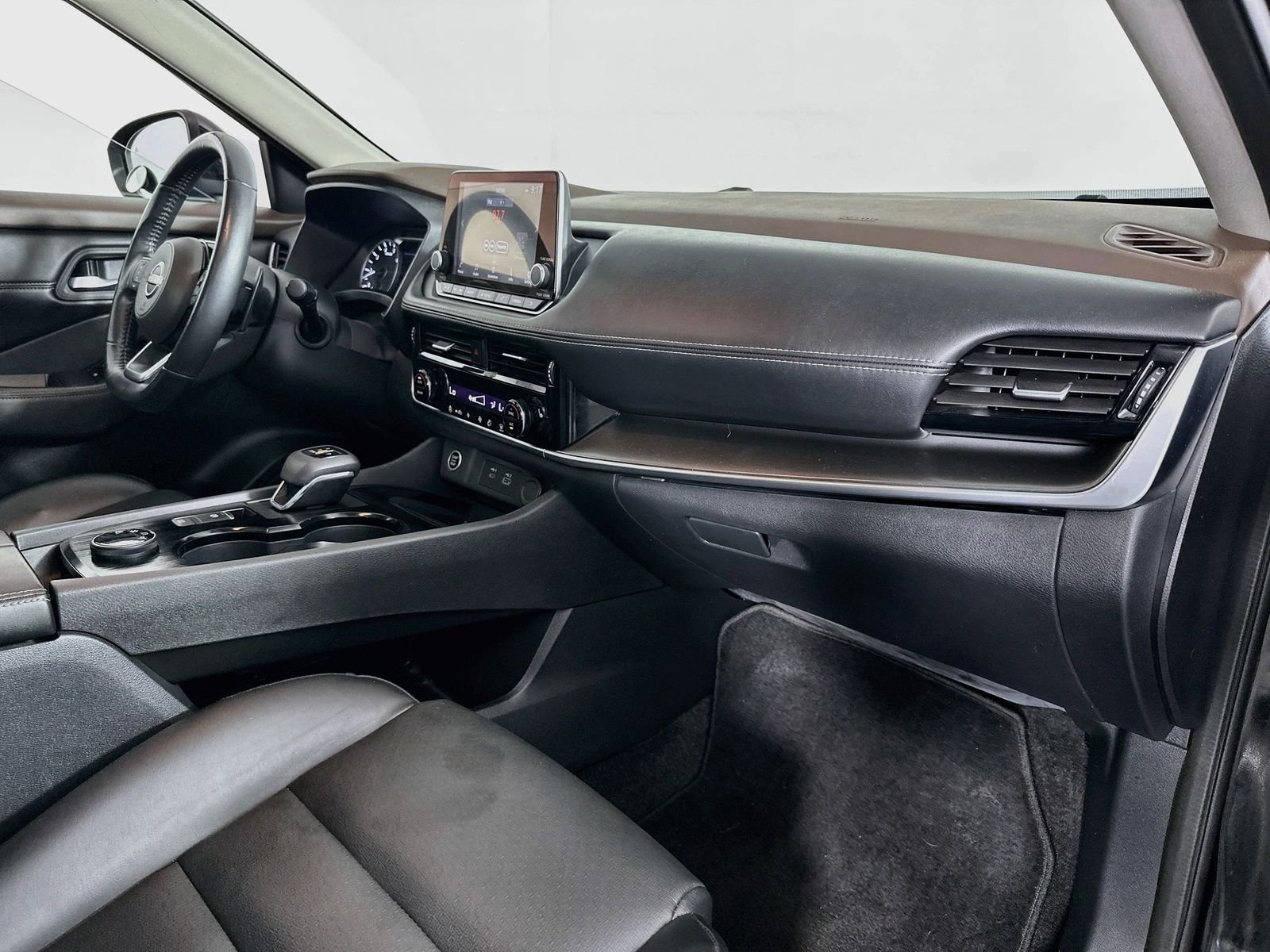 Used 2022 Super Black Nissan SV image 28