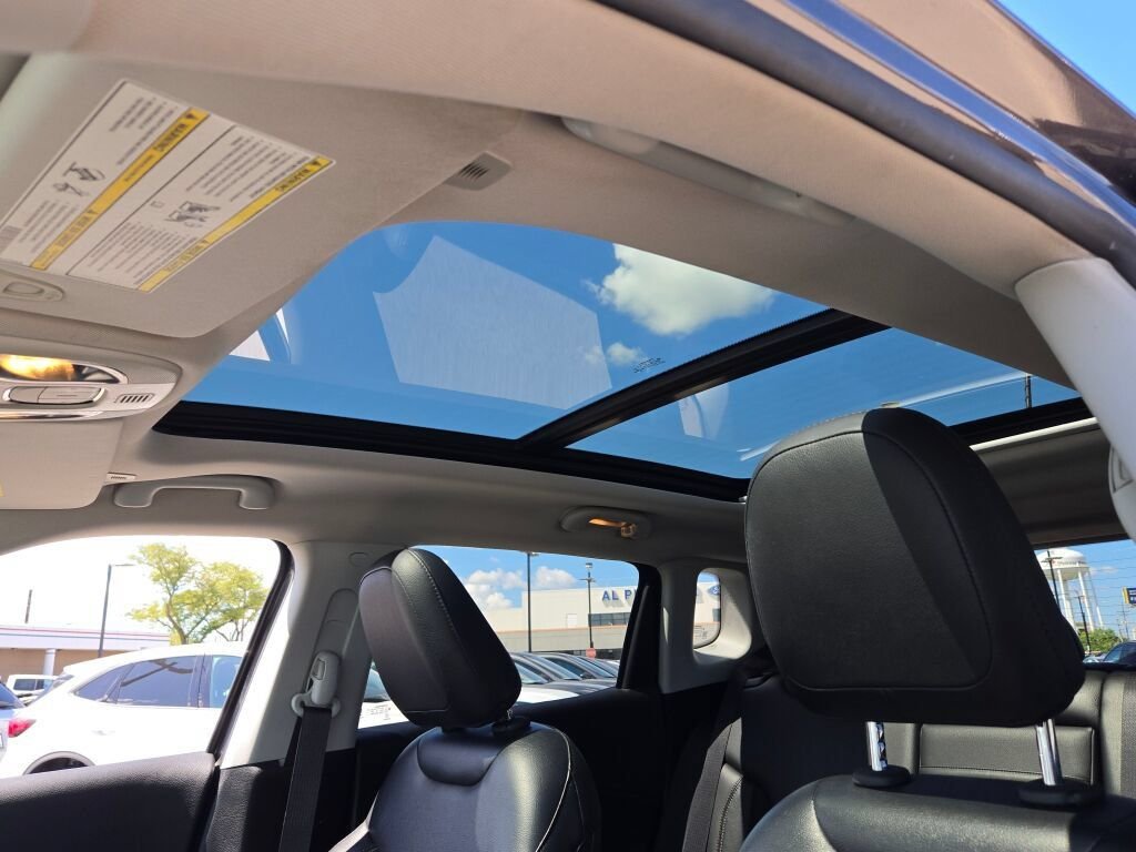 Used 2018 Gray Jeep Latitude image 21