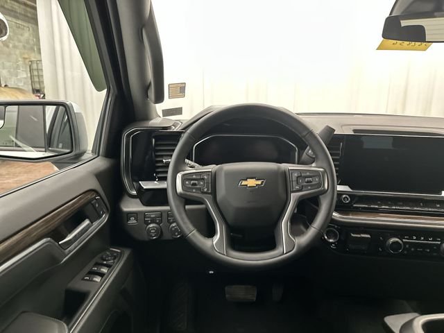 Used 2025 White Chevrolet LT image 14