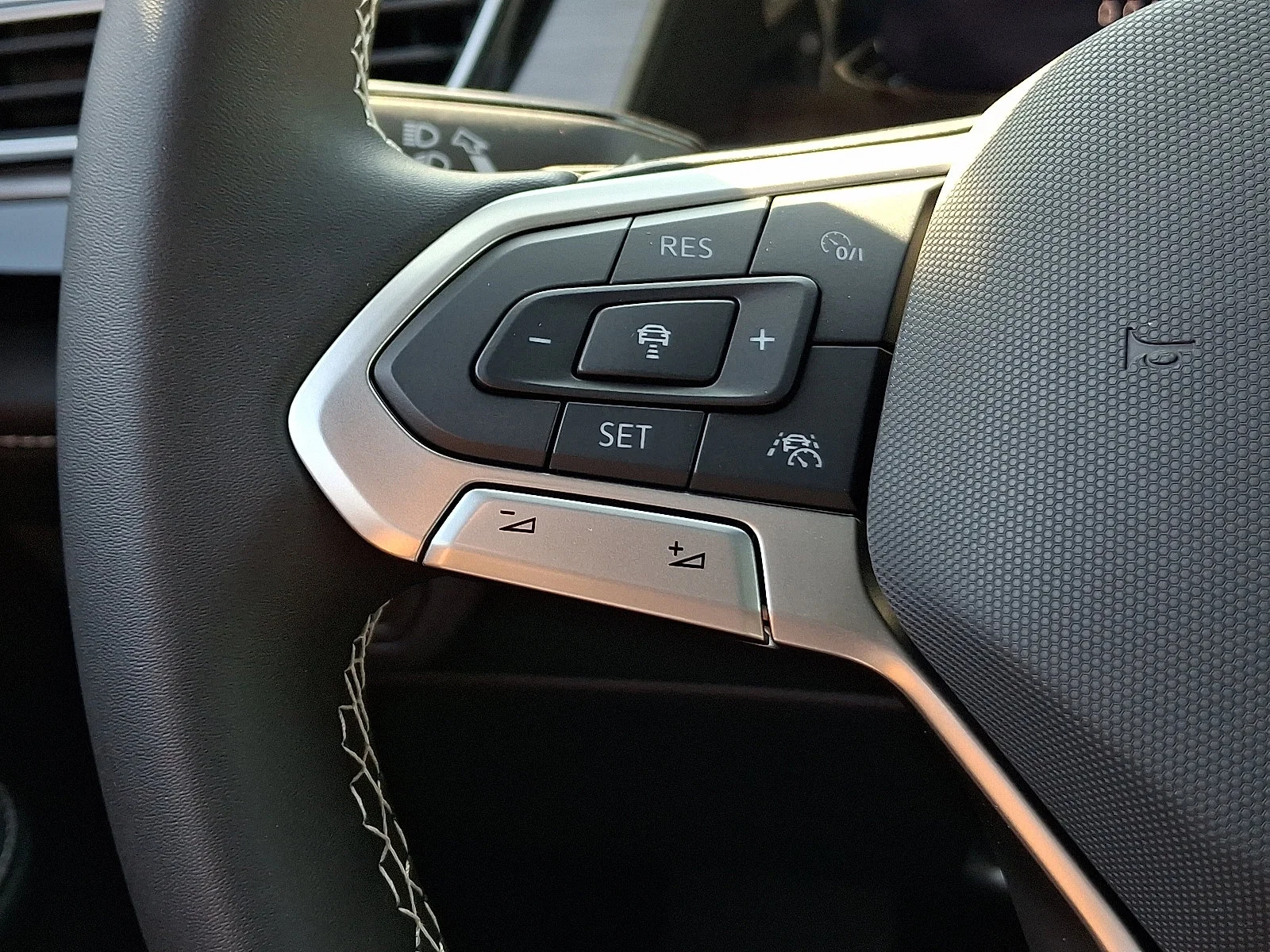 New 2026 Deep Black Pearl Volkswagen 2.0T SE with Technology image 17