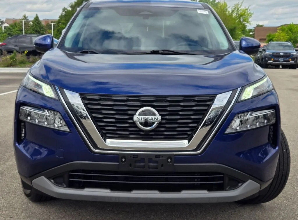 Used 2021 Blue Nissan SV image 2
