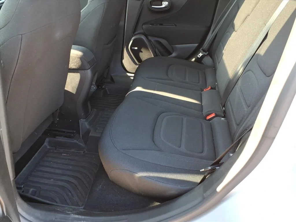 Used 2021 Silver Jeep Latitude image 14