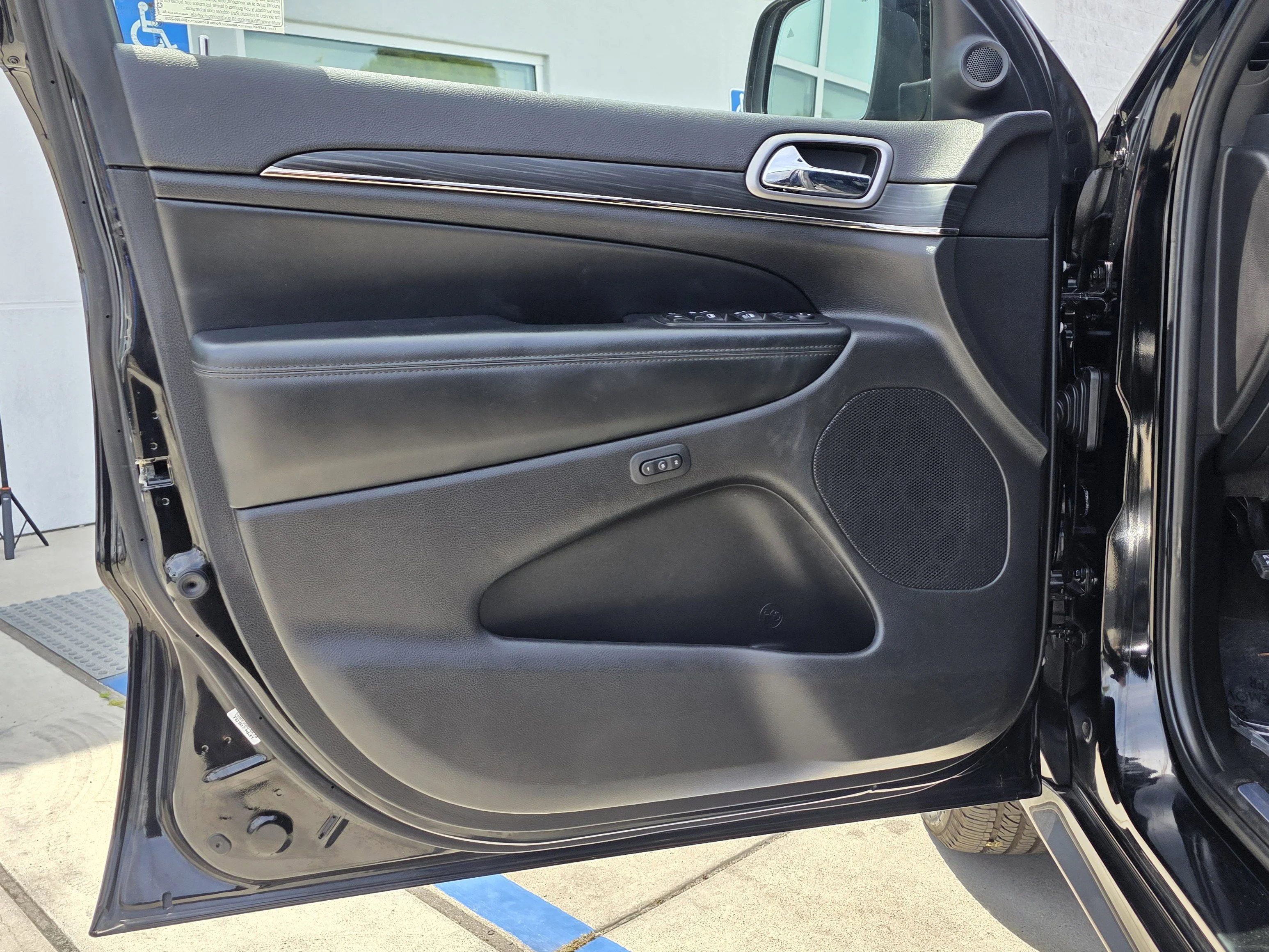Used 2020 Diamond Black Jeep Limited image 11