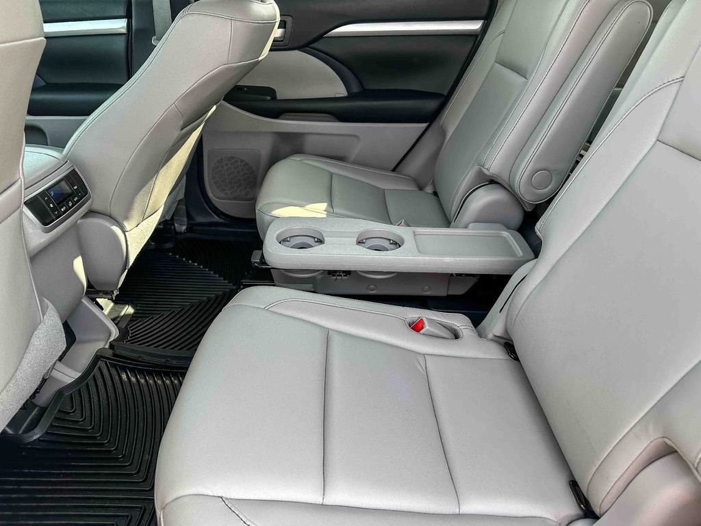 Used 2018 White Toyota XLE image 19