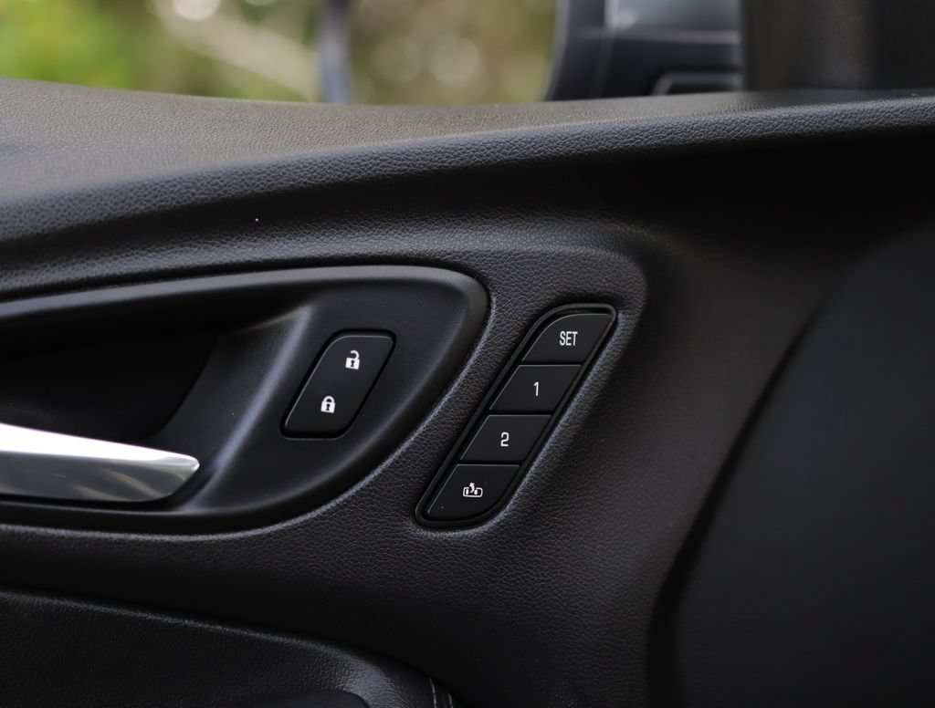 Used 2020 SATIN STEEL METALLIC Buick Essence image 26