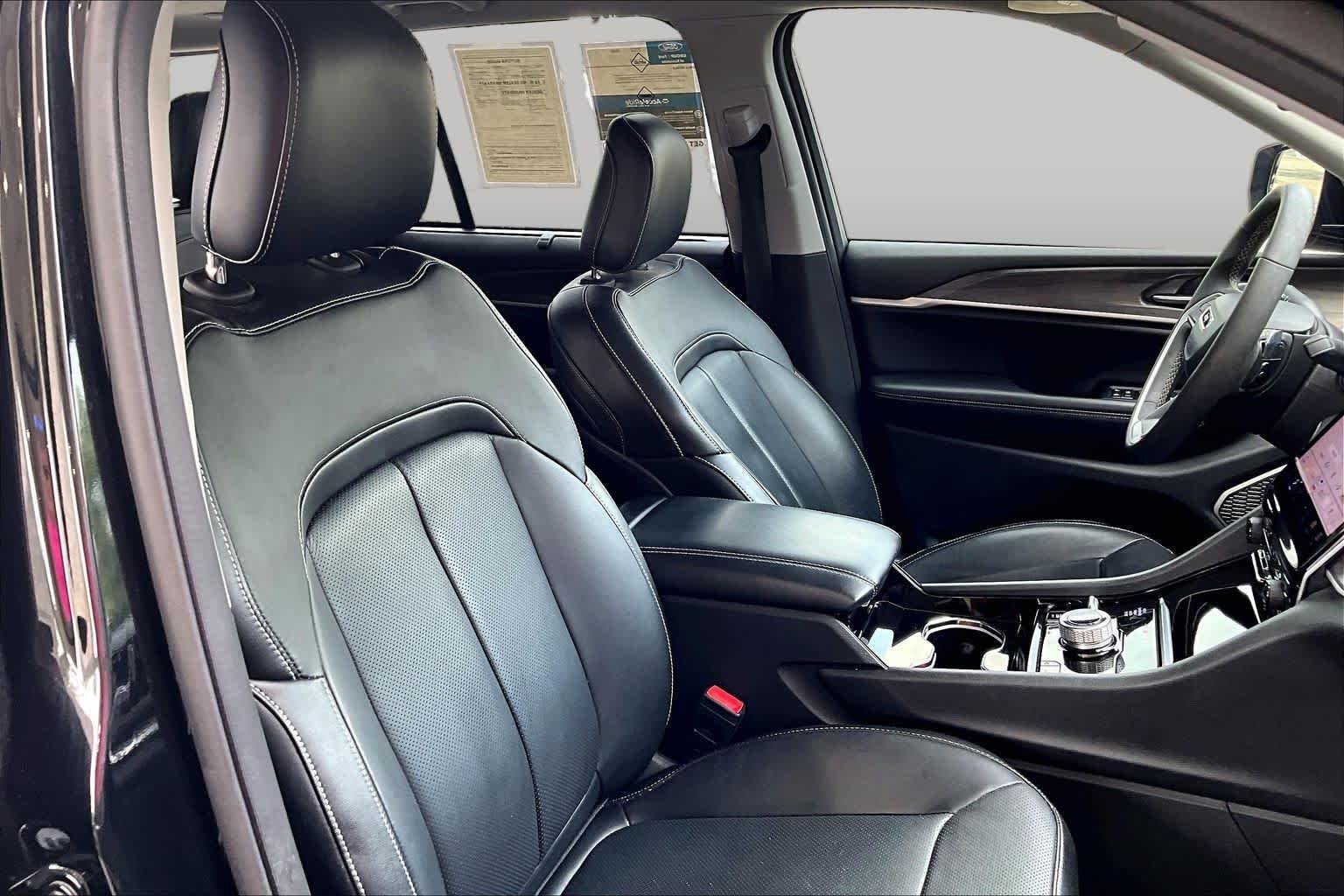 Used 2022 Diamond Black Crystal Pearlcoat Jeep  image 9