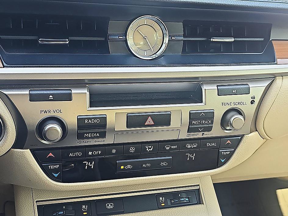Used 2015 Starfire Pearl Lexus Hybrid image 25