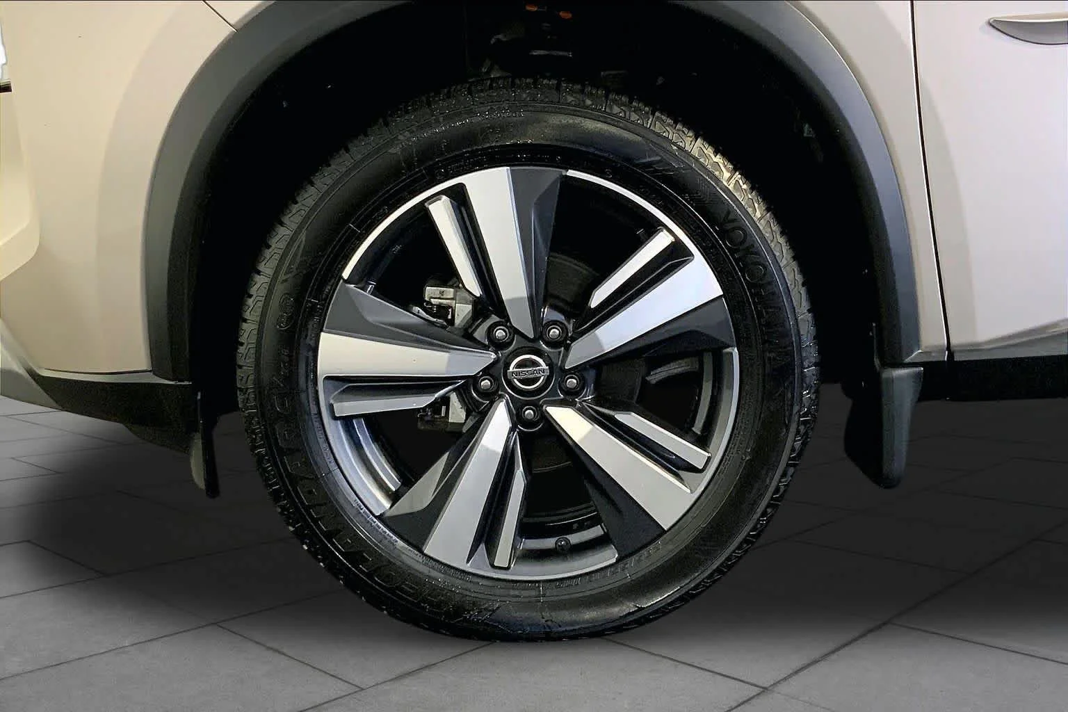 Used 2021 Champagne Silver Metallic/Super Black Nissan SL image 11