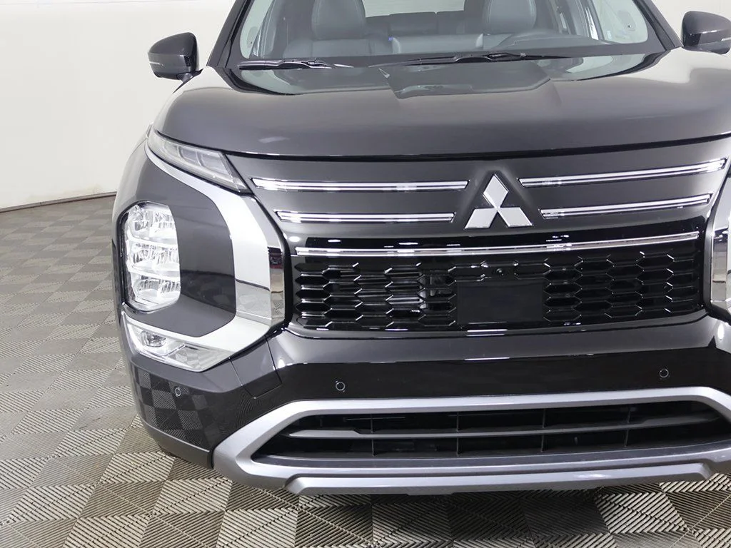 New 2026 Black Mitsubishi SE image 13