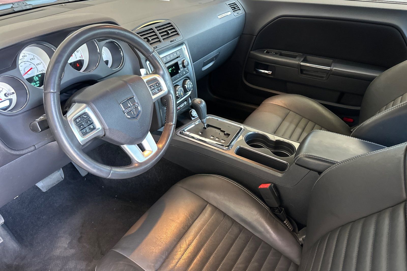 Used 2013 White Dodge SXT image 9