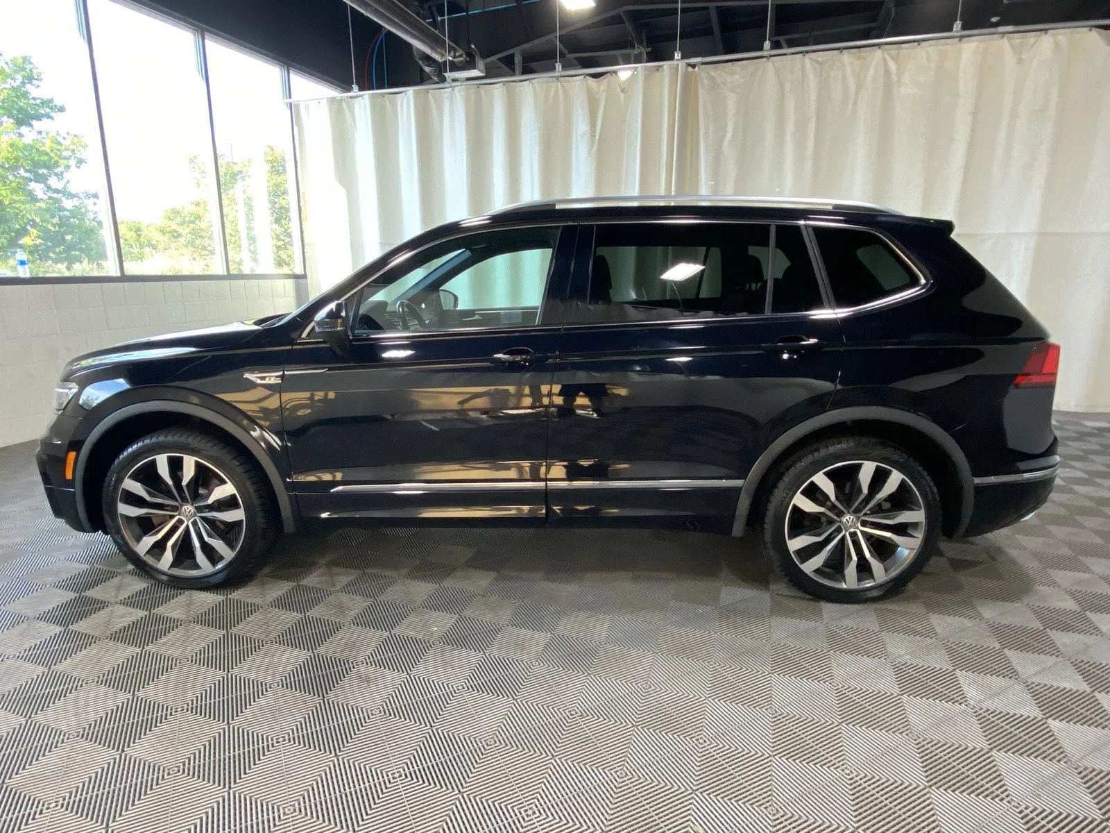 Used 2020 Deep Black Pearl Volkswagen SEL Premium R-Line image 9