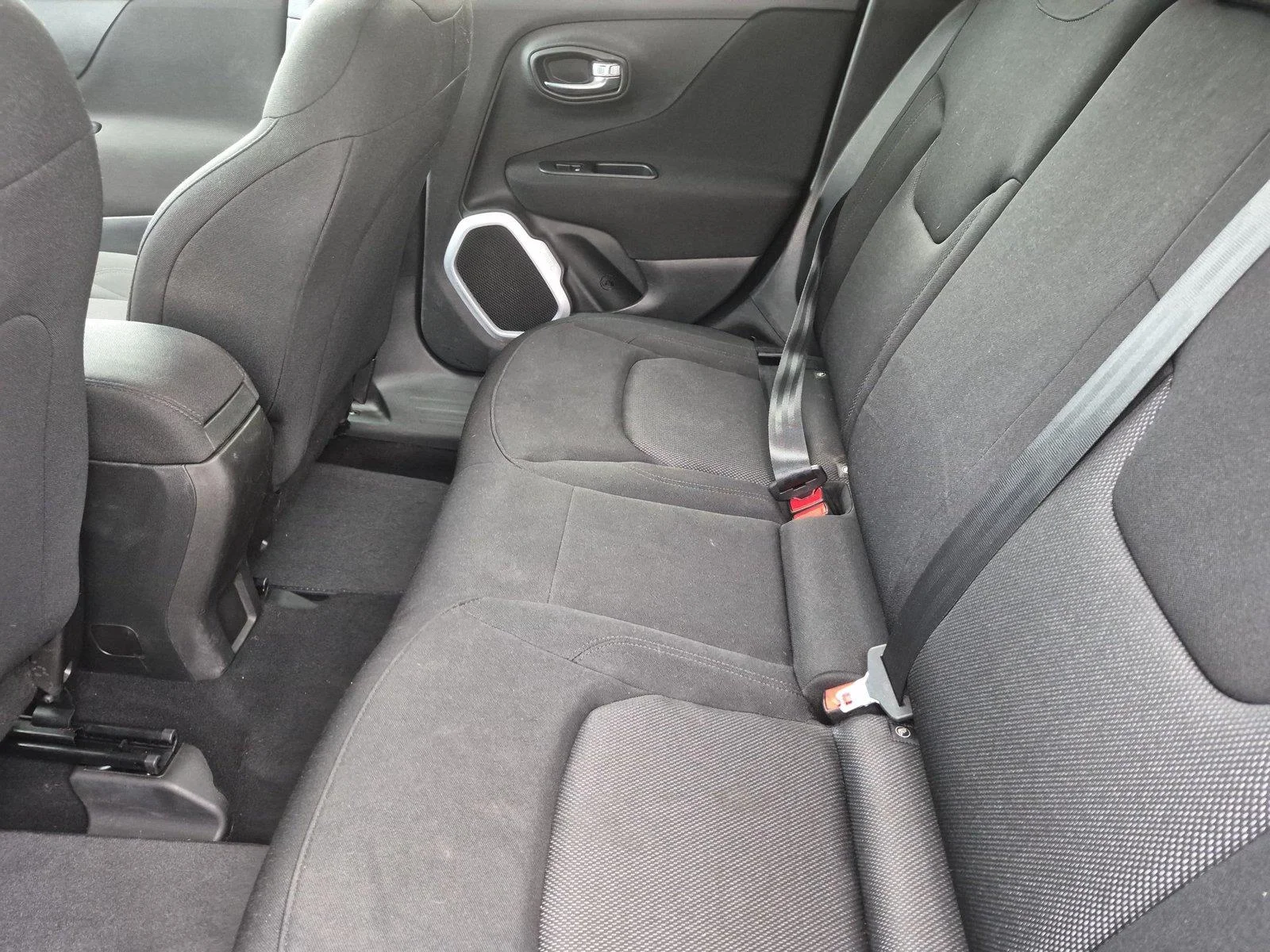 Used 2018 Glacier Metallic Jeep Sport image 30