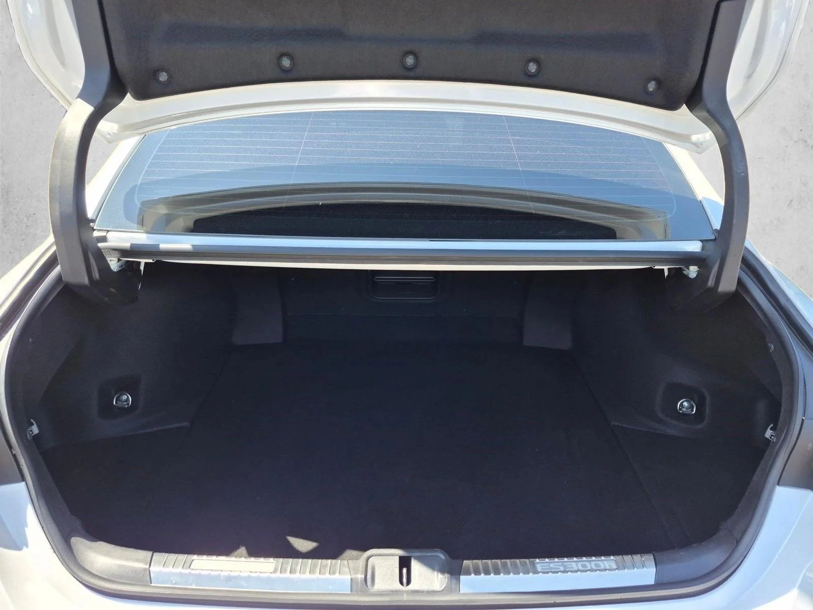 Used 2025 Eminent White Pearl Lexus ES 300h image 8