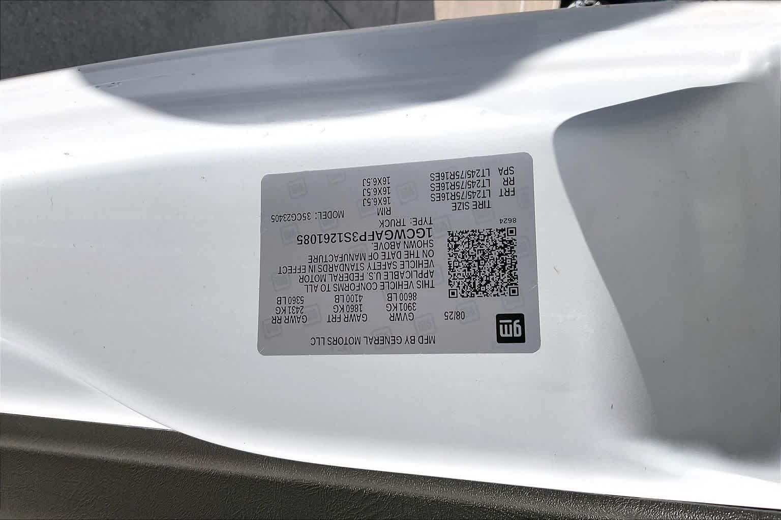 Used 2025 Summit White Chevrolet  image 32