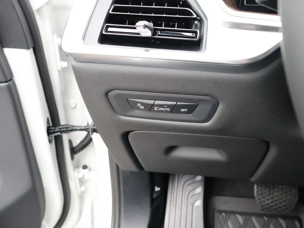 New 2026 Mineral White Metallic BMW xDrive40i image 36
