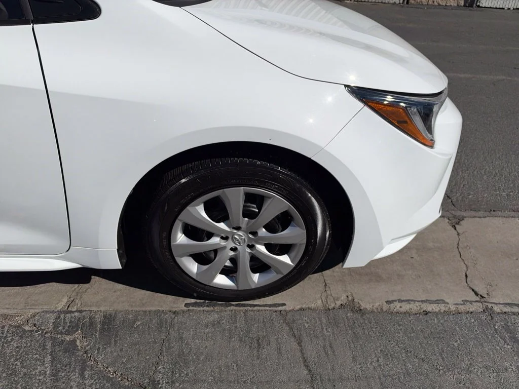 Used 2025 White Toyota LE image 19