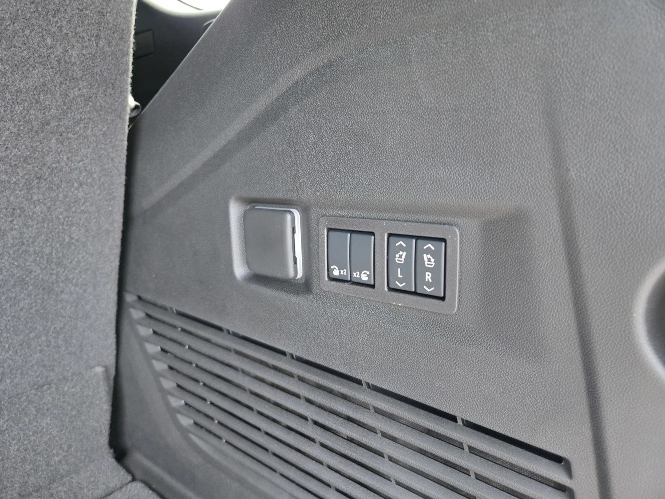 2026 GMC Yukon Denali - Photo 26