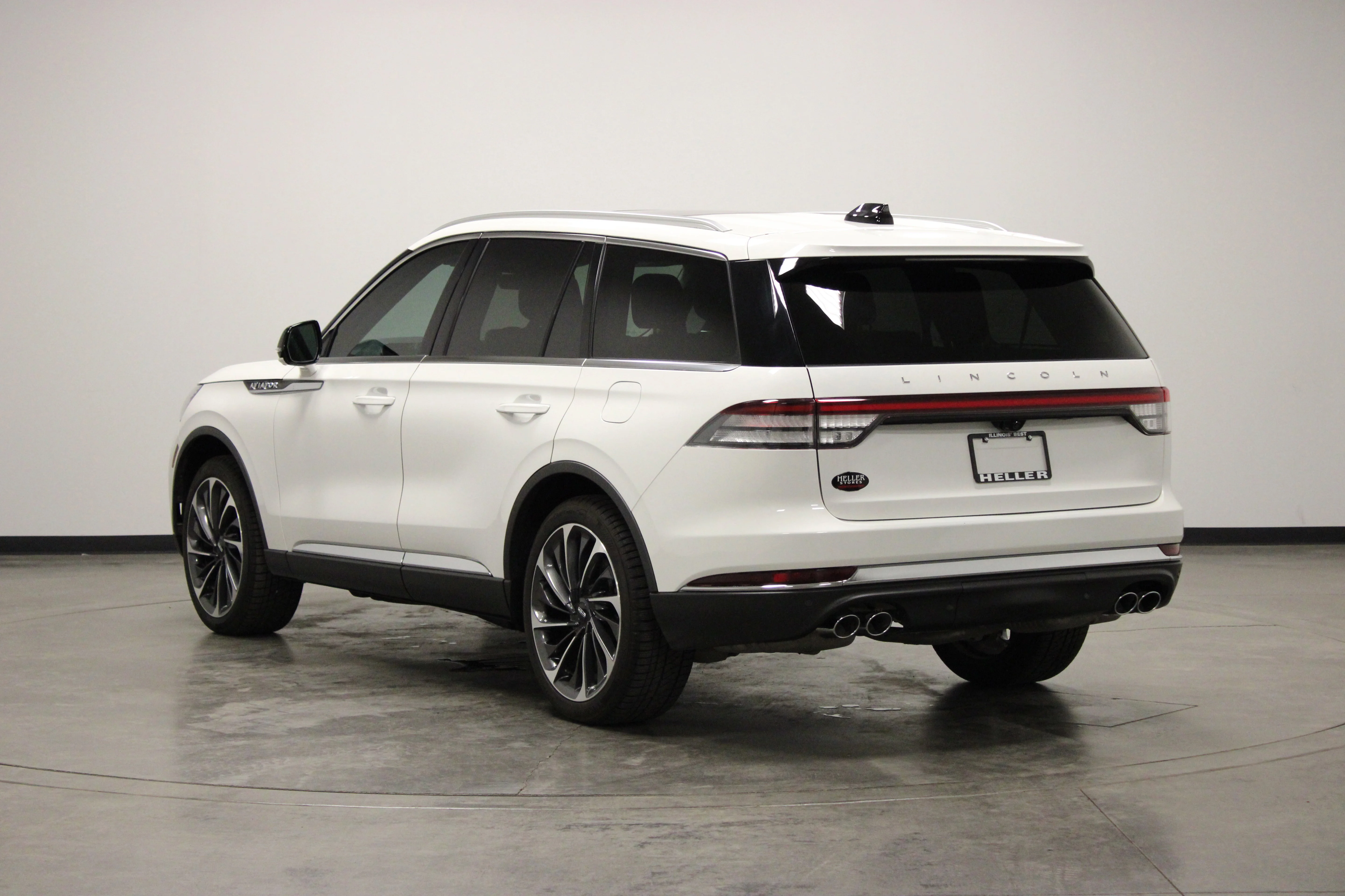 Used 2025 Pristine White Metallic Tri-Coat Lincoln Reserve image 6