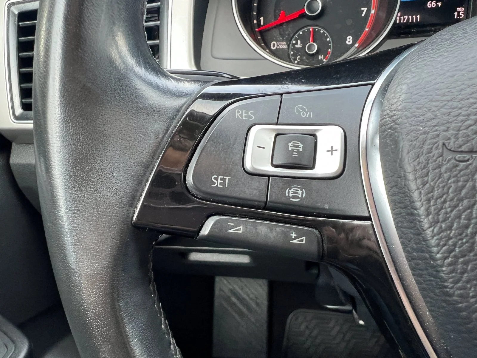 Used 2019 Red Volkswagen 3.6L V6 SE image 13