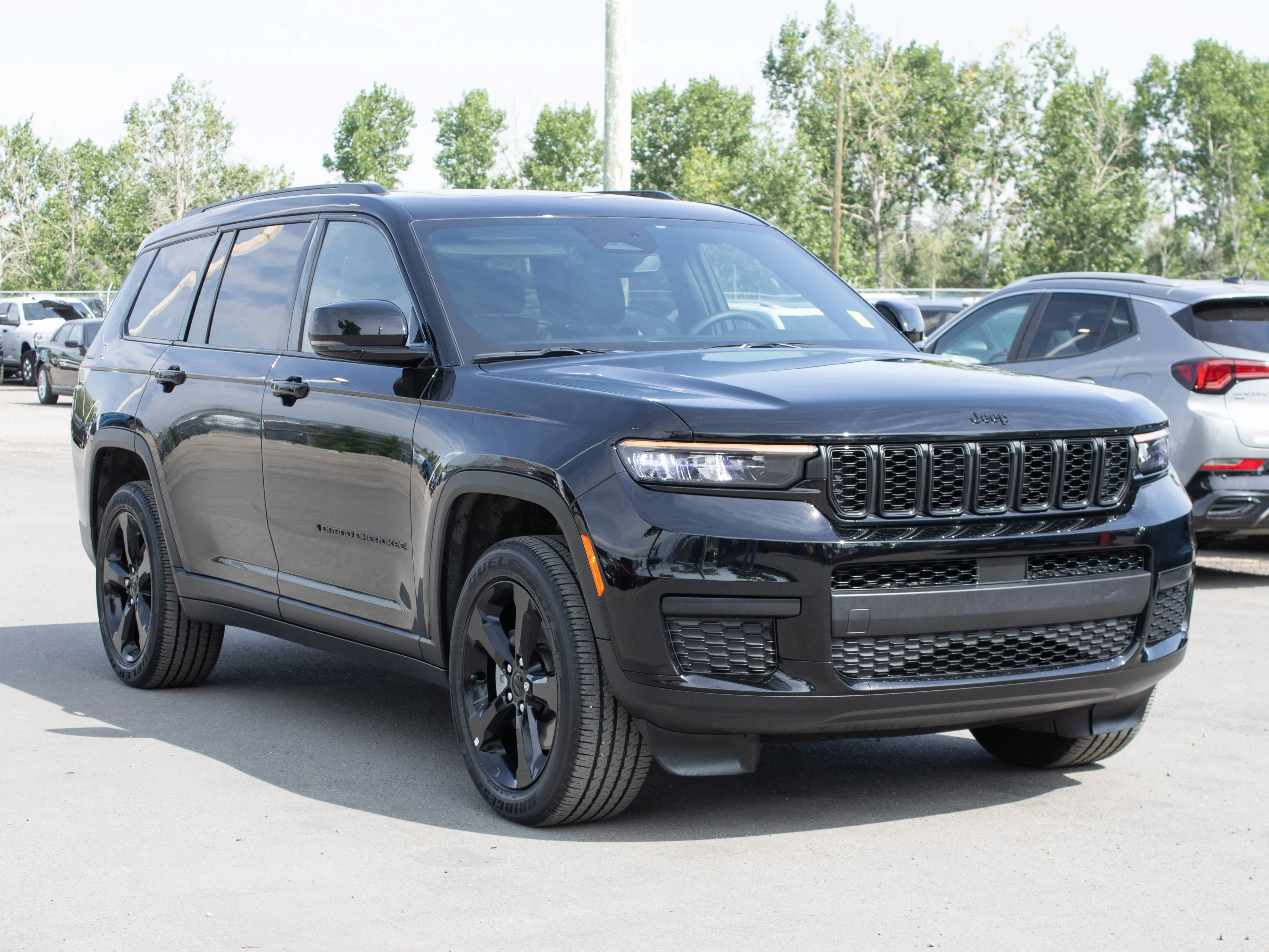 Used 2024 Black Jeep Altitude* | 3rd Row | Capri Leatherette & Suede Seats | Power Sunroof | Heated Seats & Steering Whee image 9