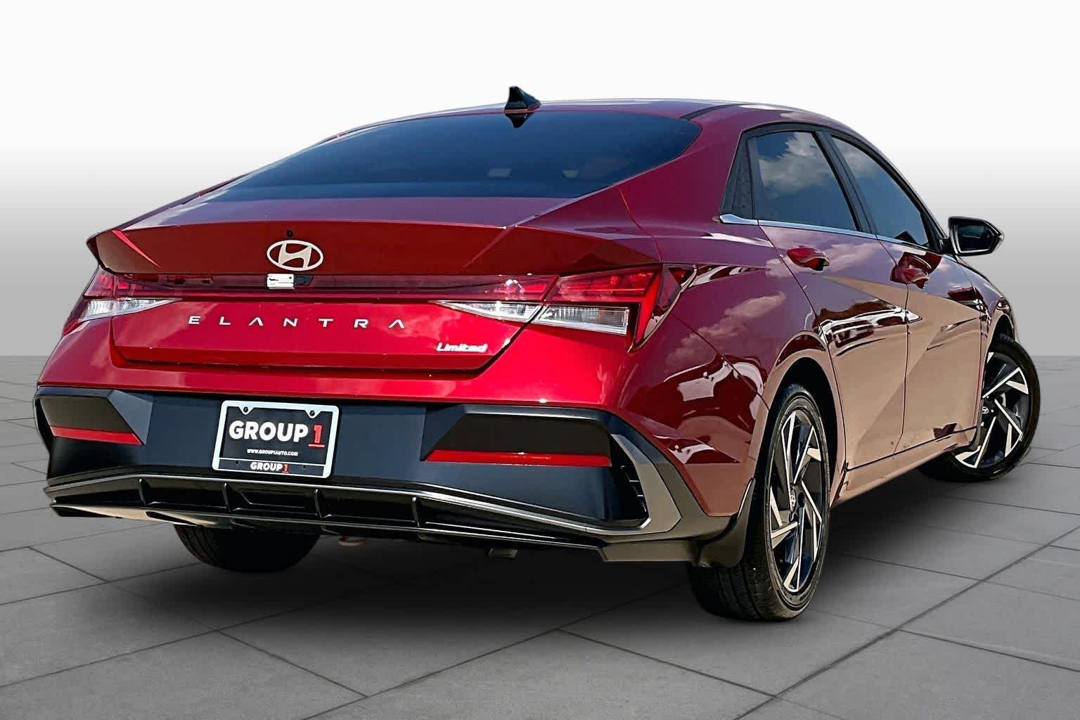 2025 Hyundai Elantra Limited - Photo 13