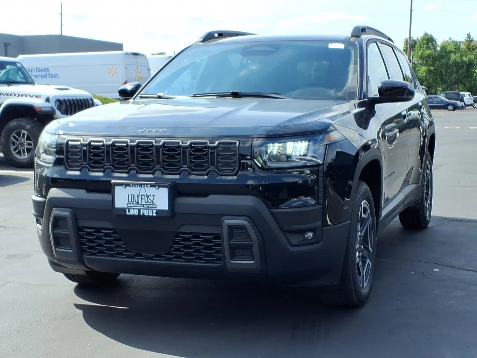 New 2026 Diamond Black Crystal Pearl-Coat Exterior Paint Jeep Limited image 2