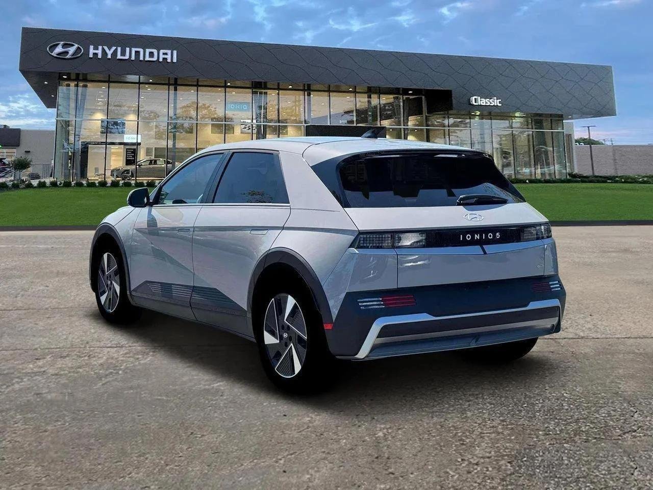 New 2025 Cyber Gray Hyundai SE image 5