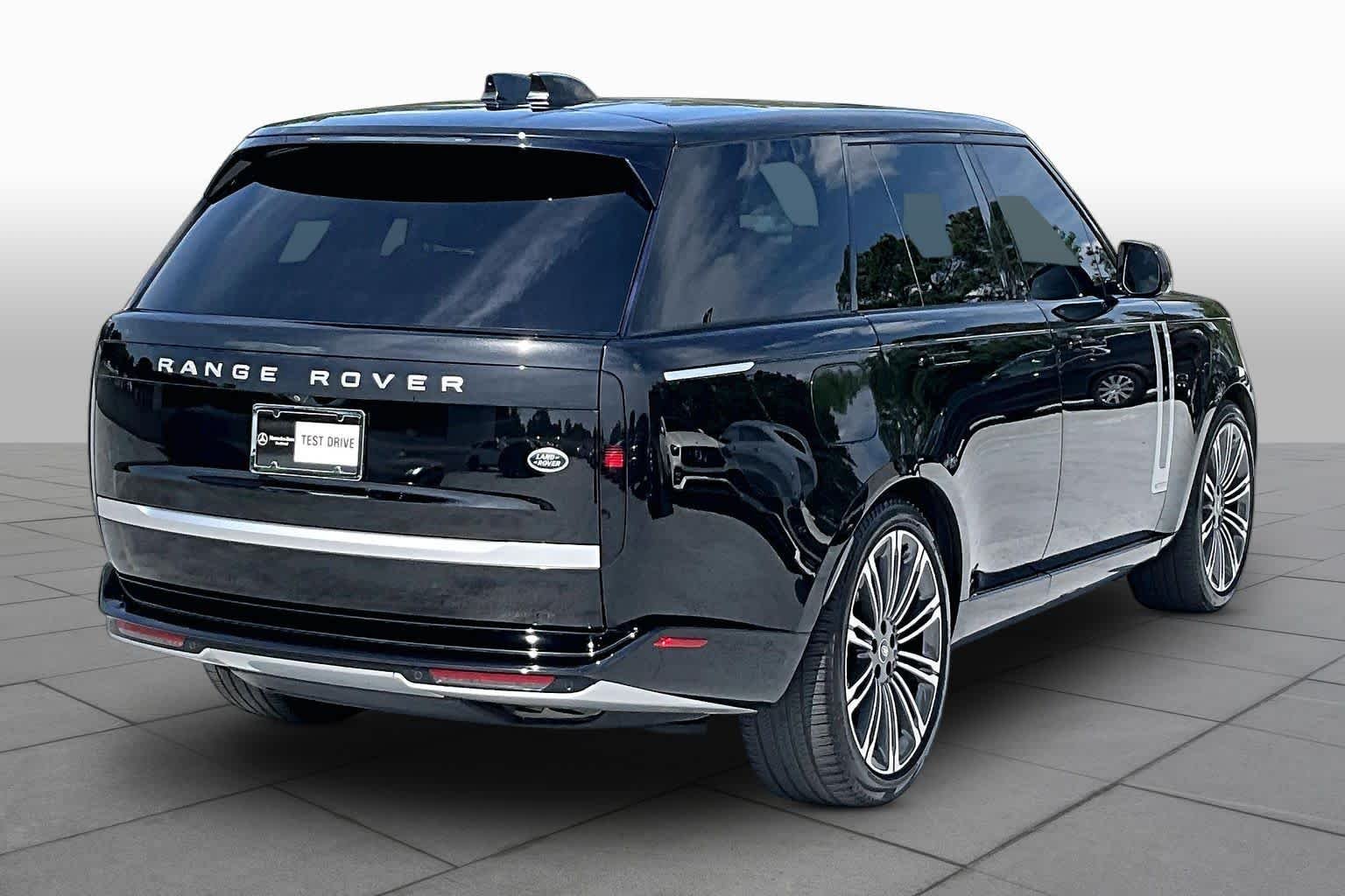 Used 2023 Ligurian Black SV Bespoke Ultra Metallic Sat Land Rover Autobiography image 12