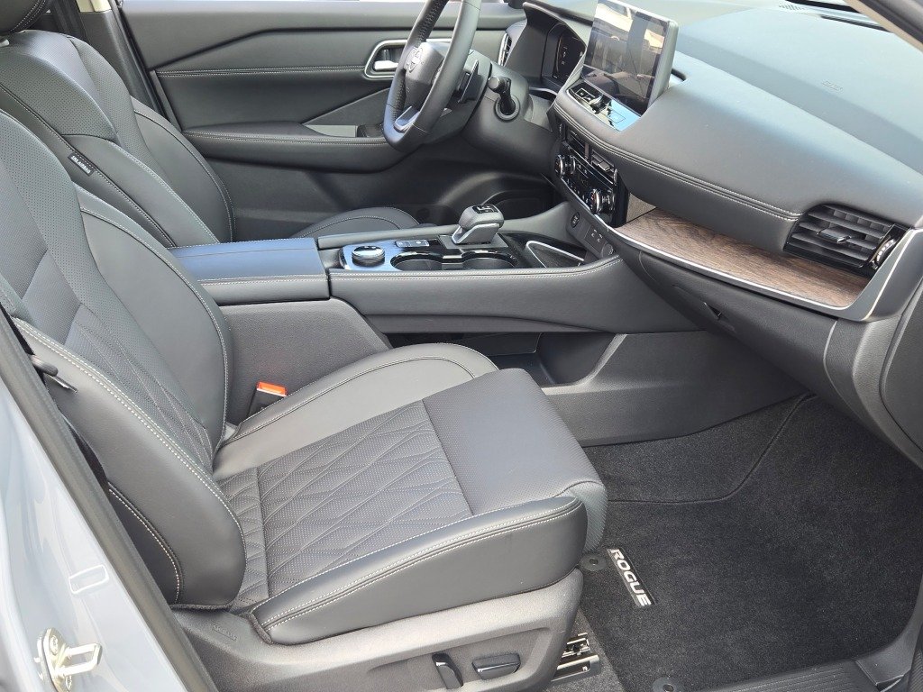 New 2026 Boulder Gray Pearl / Super Black Two-tone Nissan Platinum image 5