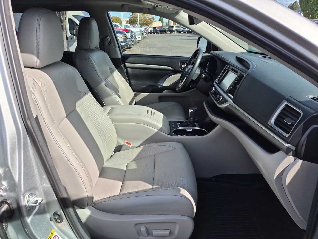 Used 2018 Silver Toyota Limited Platinum image 28
