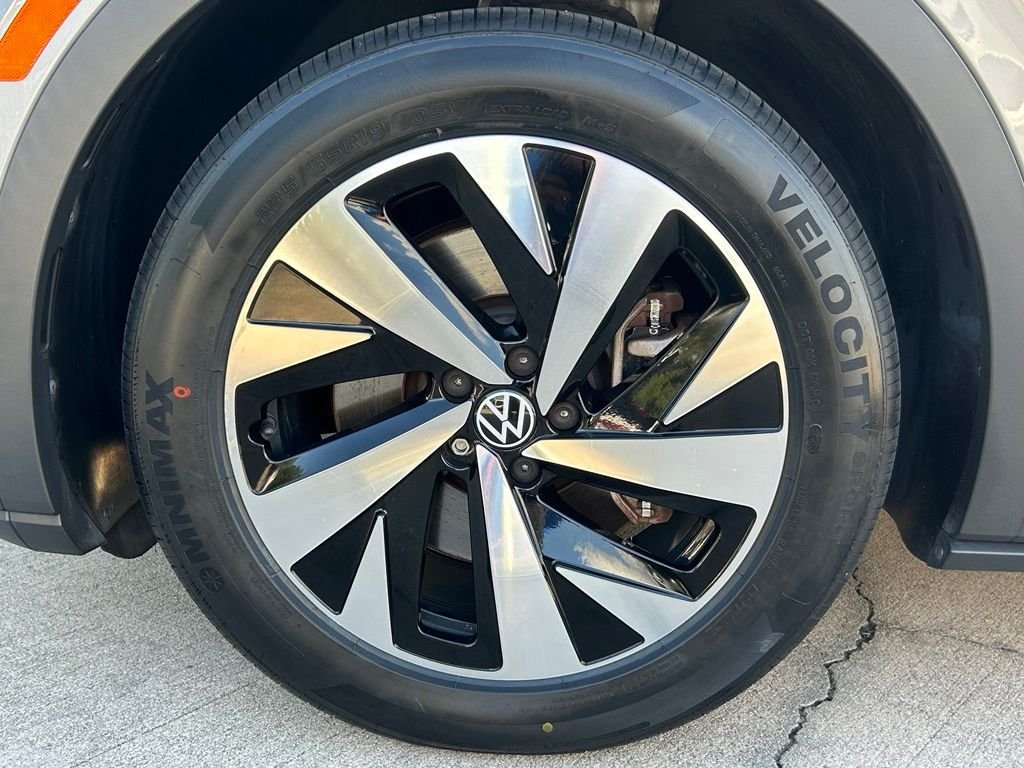 Used 2023 Silver Volkswagen Standard image 31