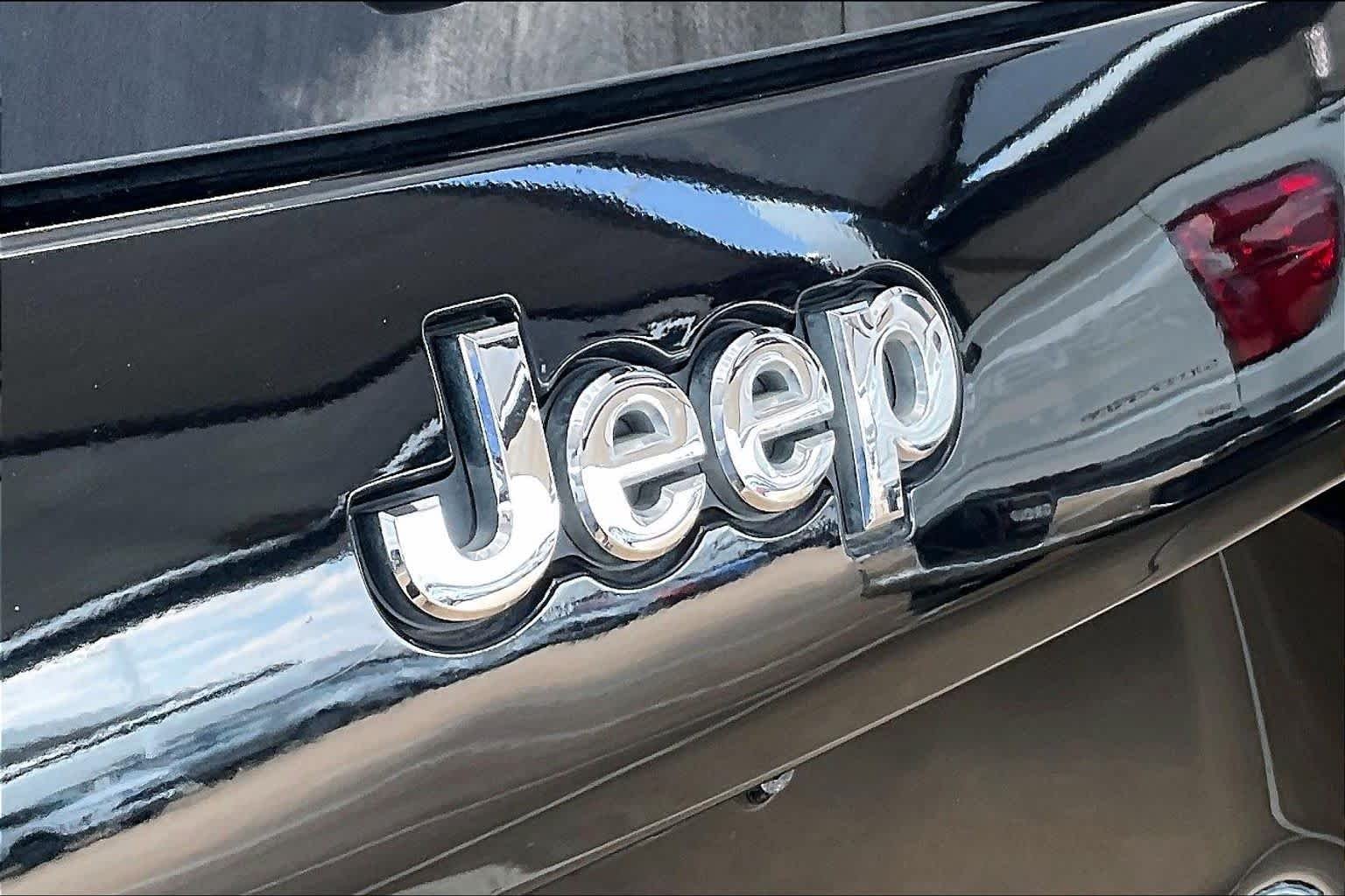Used 2021 Diamond Black Crystal Pearlcoat Jeep Latitude Lux image 29