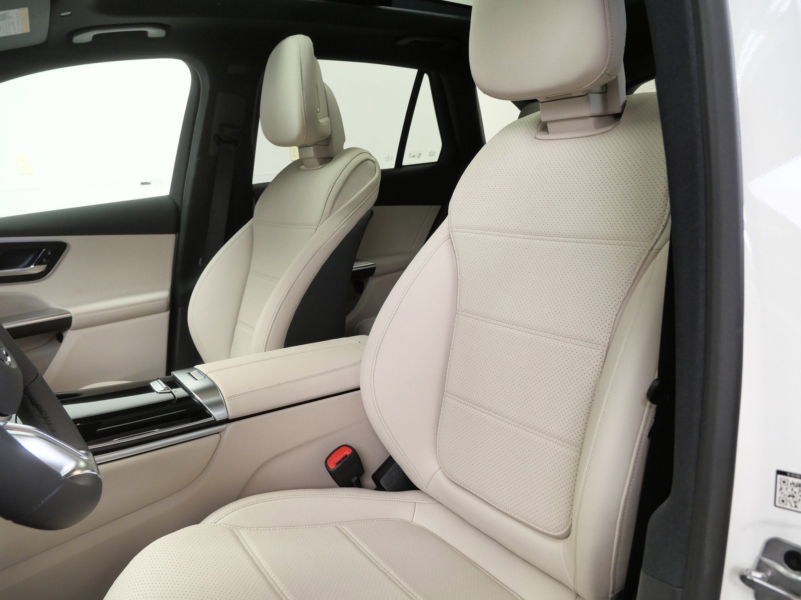 New 2026 Polar White Mercedes-Benz GLC 300 image 8