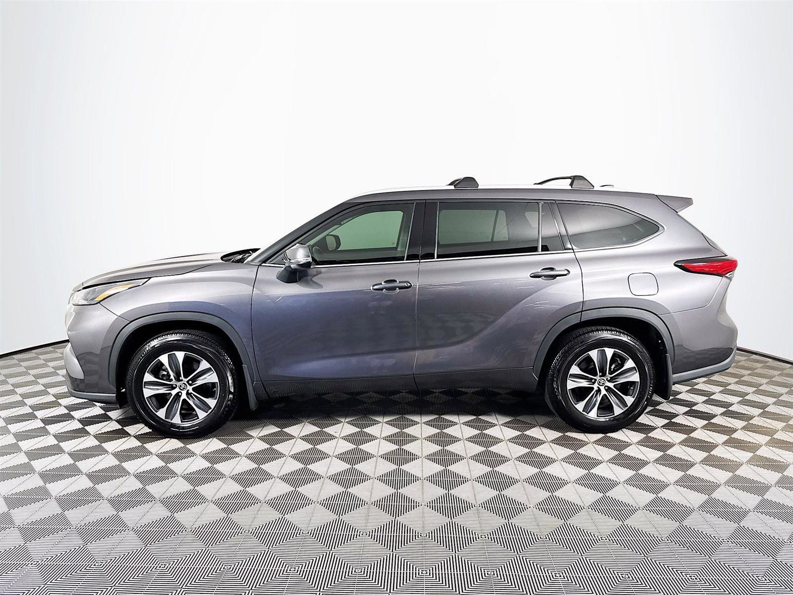 2022 Toyota Highlander XLE photo 4
