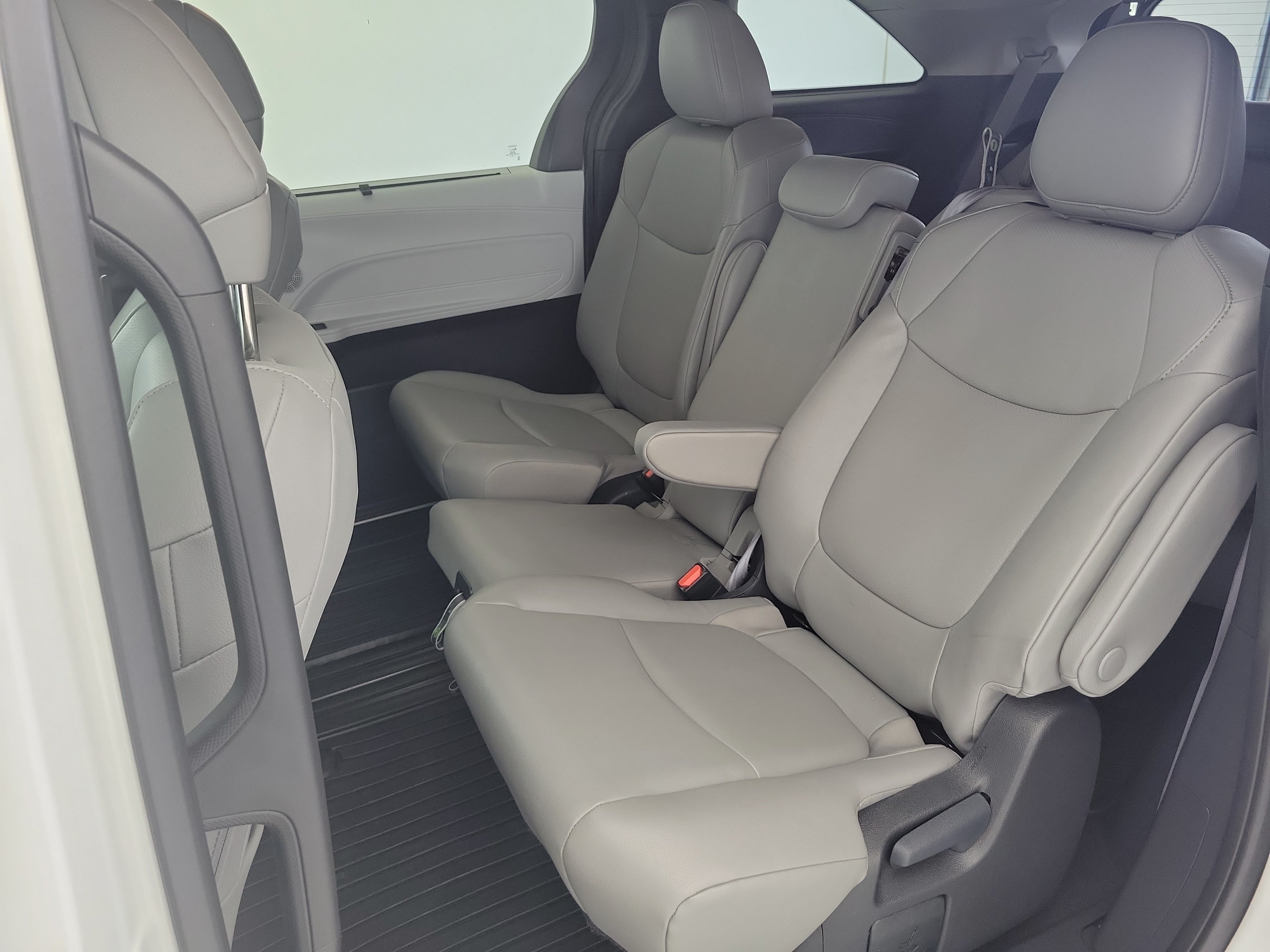 Used 2025 Wind Chill Pearl Toyota XLE image 15