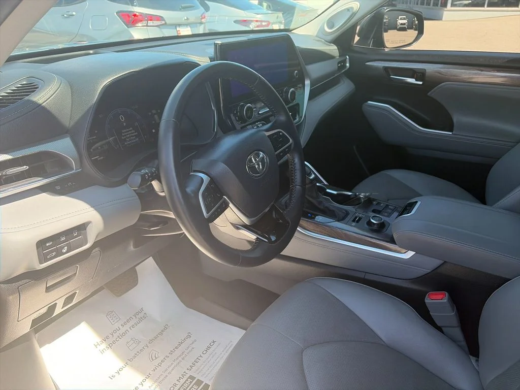 Used 2025 Black Toyota Platinum image 11