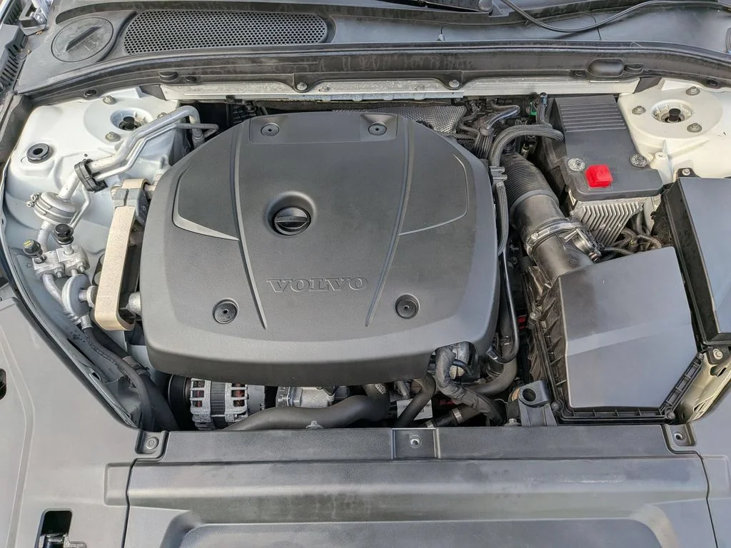 Used 2018 White Volvo T5 Momentum image 30