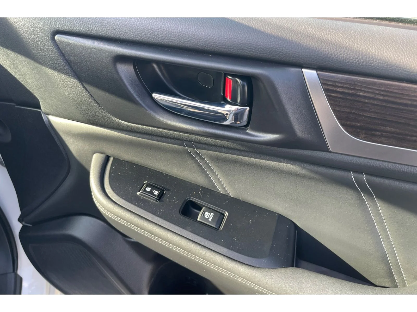 Used 2018 CRYSTAL WHITE PEA Subaru Limited image 20