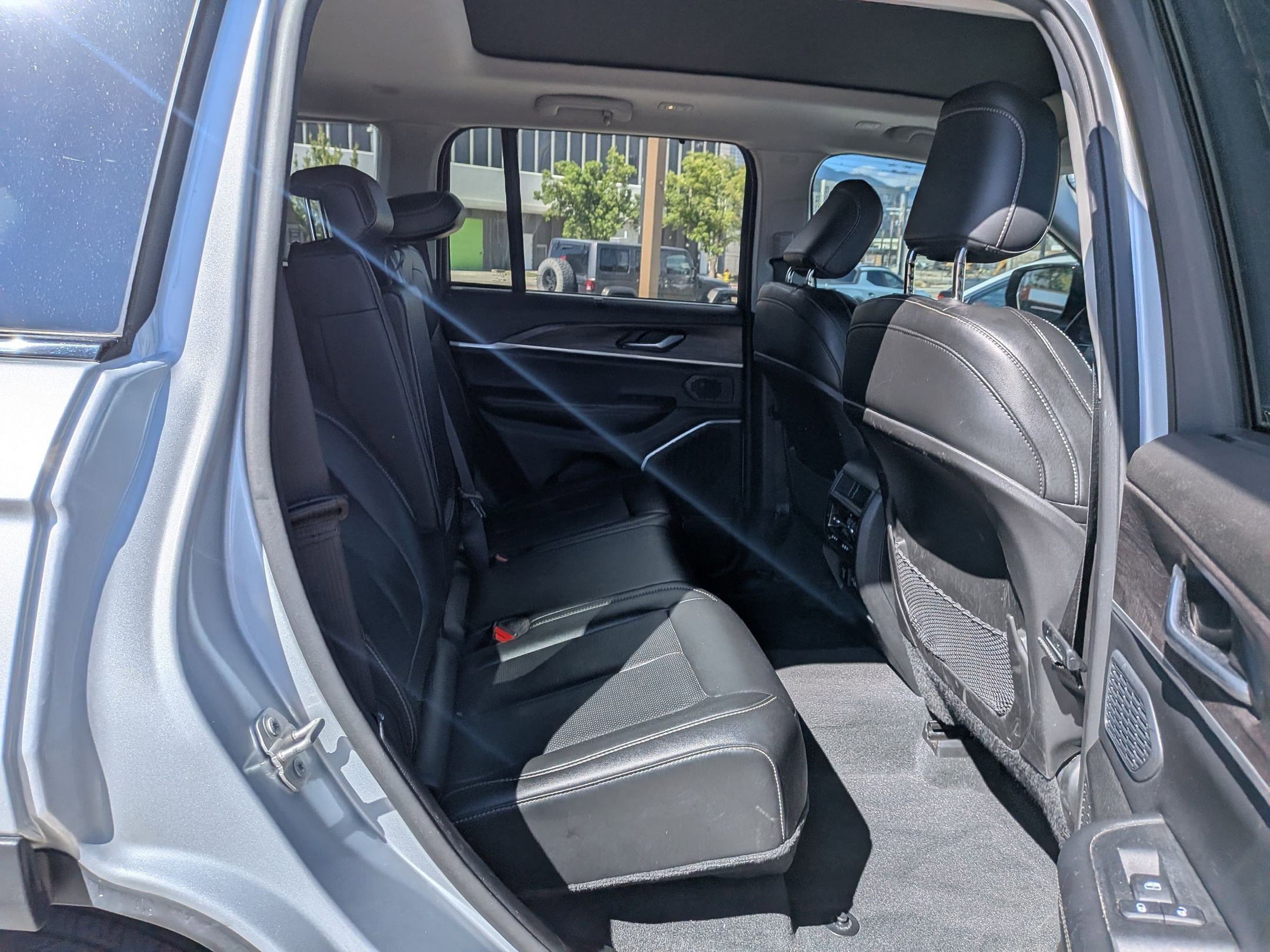 Used 2023 Silver Zynith Jeep 4xe image 32